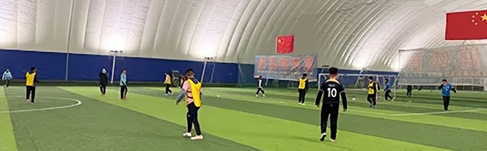 九游体育-燃动民间足球活力 献礼大连万亿GDP 世纪体育不老松vs年轻企业家|足球队|赛事|足球赛|工商联|民营企业家_新浪体育_新浪新闻