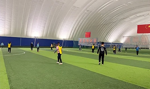 九游体育-燃动民间足球活力 献礼大连万亿GDP 世纪体育不老松vs年轻企业家|足球队|赛事|足球赛|工商联|民营企业家_新浪体育_新浪新闻